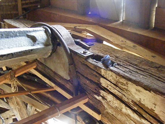 3, Molen 04425 g De Twee Gebroeders / Molen van Van Houten (Groningen), Foto: M.E.v.Doornik, opn 1 sept 2018, de penbalk, doet nu dienst in de Puurveense molen | Database Nederlandse molens media-bestand