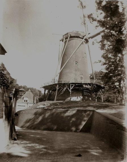2, Molen 01799 e De Wolf / Molen van Banning (Alkmaar), De molen op het bolwerk, vlak voor de sloop. Foto: coll. Frans Weemaes | Database Nederlandse molens media-bestand