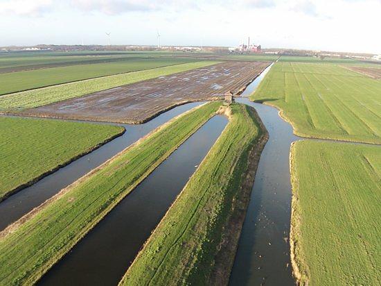 1, Molen 00154 Poldermolen G / Beneden GH (Zuidschermer), Oude molenplaats met gemaaltje. Foto: M. Hooijberg, 28 dec. 2013 | Database Nederlandse molens media-bestand