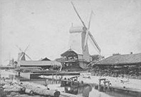 Molen 06494 e De Arend (Amsterdam), Noorder Zaagmolenpad, vrnl. De Valk, De Kievit en de Arend(Foto coll. G. van den Bosch) | Database Nederlandse molens media-bestand