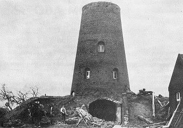 2, Molen 02779 Molen van Smeets (Weert), De schade na de crash in 1930 (Foto: n.n.) | Database Nederlandse molens media-bestand