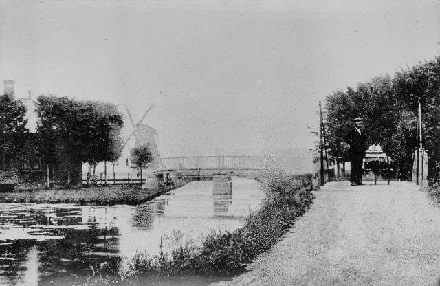 2, Molen 00851 b Wilmkebreek, 't Haasje (Amsterdam-Noord), Zuideinde, gezien vanaf Meerbrug naar het zuiden. Foto coll. Monique Spaans | Database Nederlandse molens media-bestand