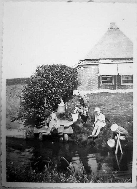 1, Molen 04916 j Tjaddinksrijtje / Tjaddinxrijtpolder, De Rijder ('t Veld), Foto van het woonhuis (coll. fam. Glas) | Database Nederlandse molens media-bestand