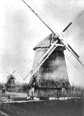 Molen 01059 v Rijper bovenmolen, no. 16 (Westbeemster), Rechts de bovenmolen, links dbnr 6326 de bovenste tussenmolencoll DVM | Database Nederlandse molens media-bestand
