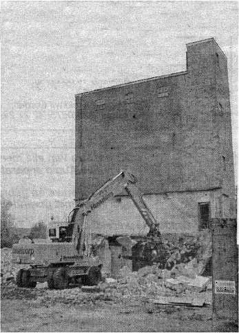 1, Molen 00394 Molen van Elsbeek (Steenderen), afbraak van de silo, krantenartikel van 30 oktober 2002 | Database Nederlandse molens media-bestand