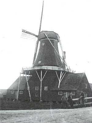 Molen 06406 b (oliemolen) (Mensingeweer), Foto: P.J. Hijlkema (Molinologie 15) | Database Nederlandse molens media-bestand