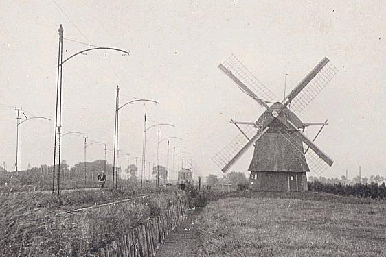 1, Molen 00009 Rottepolder (2e) (Haarlemmerliede), Fotograaf onbekend (coll. P. van den Berg)  De  foto toont de standplaats van de molen pal naast de weg langs de Haarlemmer Trekvaart. De bovenleidingen, toen nog aan elke zijde van de weg enkelspoor, waren van de NZH-tram Amsterdam-Zandvoort. | Database Nederlandse molens media-bestand