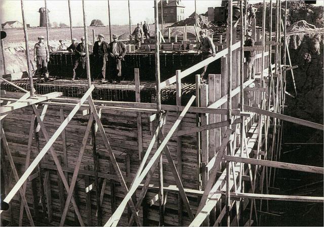 3, Molen 03899 e Windmolen van Berg aan de Maas (Berg aan de Maas), coll. Hen Breuls, De molen met op de voorgrond de in aanbouw zijnde brug | Database Nederlandse molens media-bestand