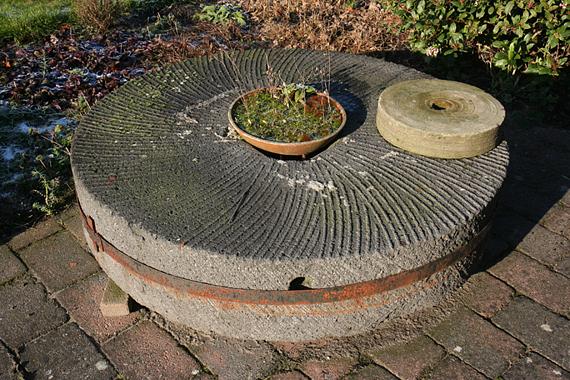 3, Molen 01254 a (korenmolen) (Genemuiden), Foto: Ronald Bakker, opname 22 jan.2017Blauwe lopersteen | Database Nederlandse molens media-bestand