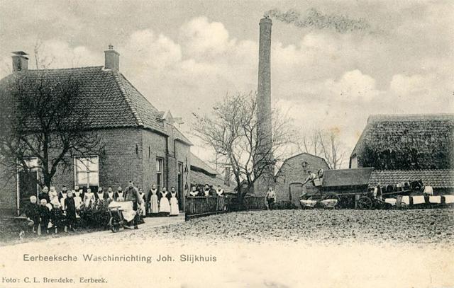 1, Molen 09004 Bovenste Schoonmansmolen / De Hoop (Eerbeek), Afbeelding Ansichtkaart:Links staat mevrouw Slijkhuis-Put met haar kinderen. | Database Nederlandse molens media-bestand