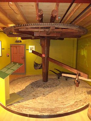 Molen 12137 Rosmolen in het Frysk Lânbou Museum (Eernewoude/ Earnewâld), Foto van Ronald Bakker, opn 02-09-2014 | Database Nederlandse molens media-bestand