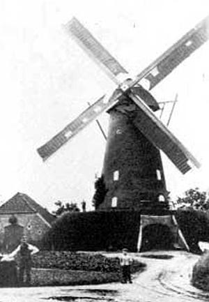 Molen 02883 a Molen van Bast (Laren), deel van onderstaande foto | Database Nederlandse molens media-bestand