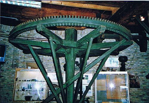 1, Molen 13753 Rosmolen in molen Windlust (Wolvega/ Wolvegea), Foto: N. Scholten, 2008, de rosmolen, onderdeel van de Oudheidskamer | Database Nederlandse molens media-bestand