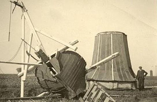 1, Molen 06437 n Polder 9 (Oudebildtzijl/ Ouwe-Syl), Foto na een storm in 1943 | Database Nederlandse molens media-bestand