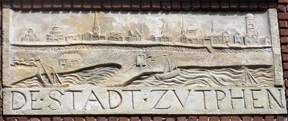 1, Molen 16762 (kadekraan) (Zutphen), Gevelsteen in reliëf, Runstraat 18 te Amsterdam | Database Nederlandse molens media-bestand
