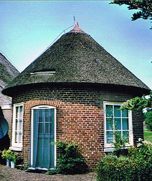 Molen 16865 karnmolen van boerderij Groot Meilink (Schalkhaar), Foto: N. Scholten-Ballast, 26 juli 2006 | Database Nederlandse molens media-bestand