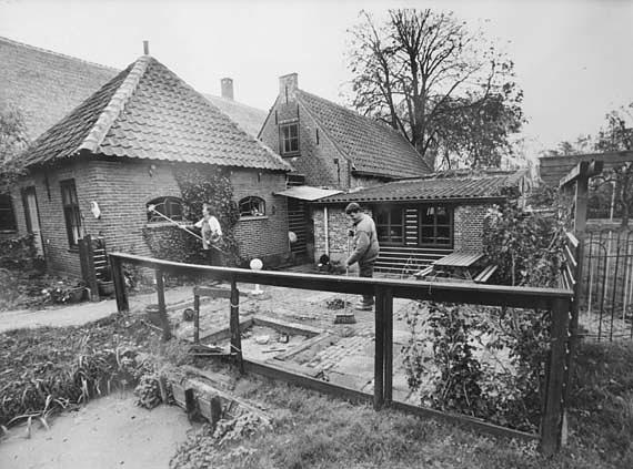 1, Molen 17338 (karnmolen) (Weipoort), Foto van Ronald Bakker, opname 20 juli 2018foto van foto van de huidige bewoners | Database Nederlandse molens media-bestand