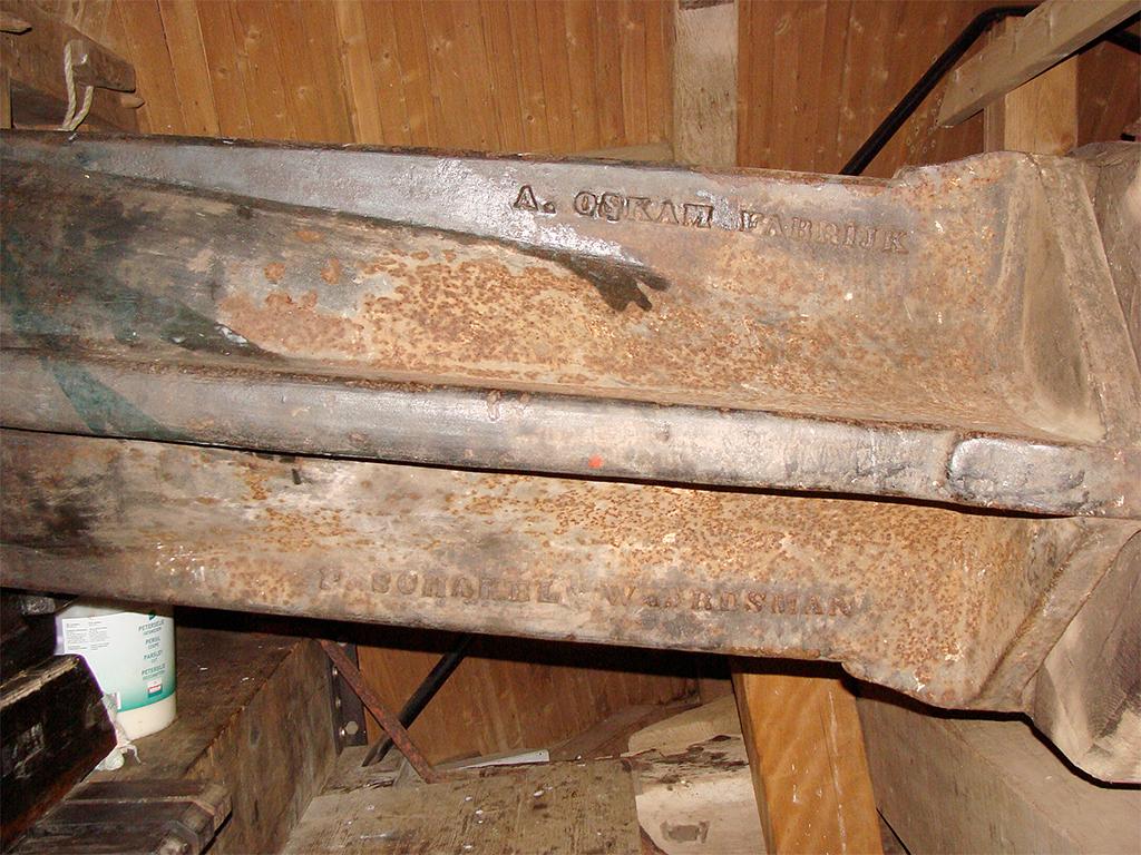 1, As 99, Penn & Comp, F.J., Jan de Witte (17-8-2019)Deze as heeft op iedere rib een tekst staan. Dit is de 1e overzichtsfoto met 2 teksten. Tekst op de bovenste rib is A . OSKAM FABRIJK. Tekst op de onderste rib luidt P . SCHAKEL WAARDSMAN. | Database Nederlandse molens media-bestand