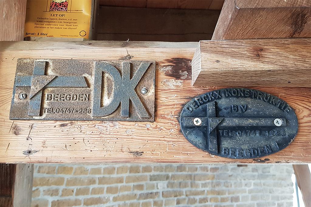 1, Roede 526, Derckx, Pieter Zuijkerbuijk (19-1-2019)De linker roeplaat is een vondst van Wim de Hoop en staat los van de roeden die deze molen had en heeft. De rechter roeplaat is van de buitenroede van het vorige gevlucht. | Database Nederlandse molens media-bestand