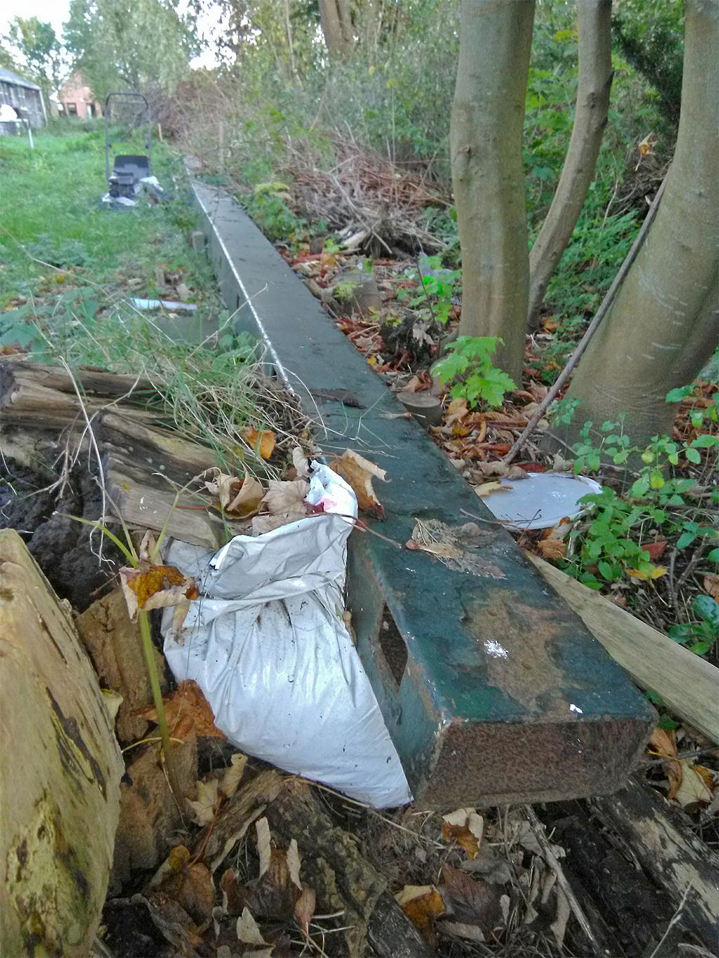 1, Roede 51, Brunia, Martin E. van Doornik (28-10-2019)Deze roede van Brunia nr. 51, die afkomstig is van Makkinga, ligt momenteel op het erf naast molen Aeolus te Adorp. Het roedeplaatje is wel verdwenen. | Database Nederlandse molens media-bestand