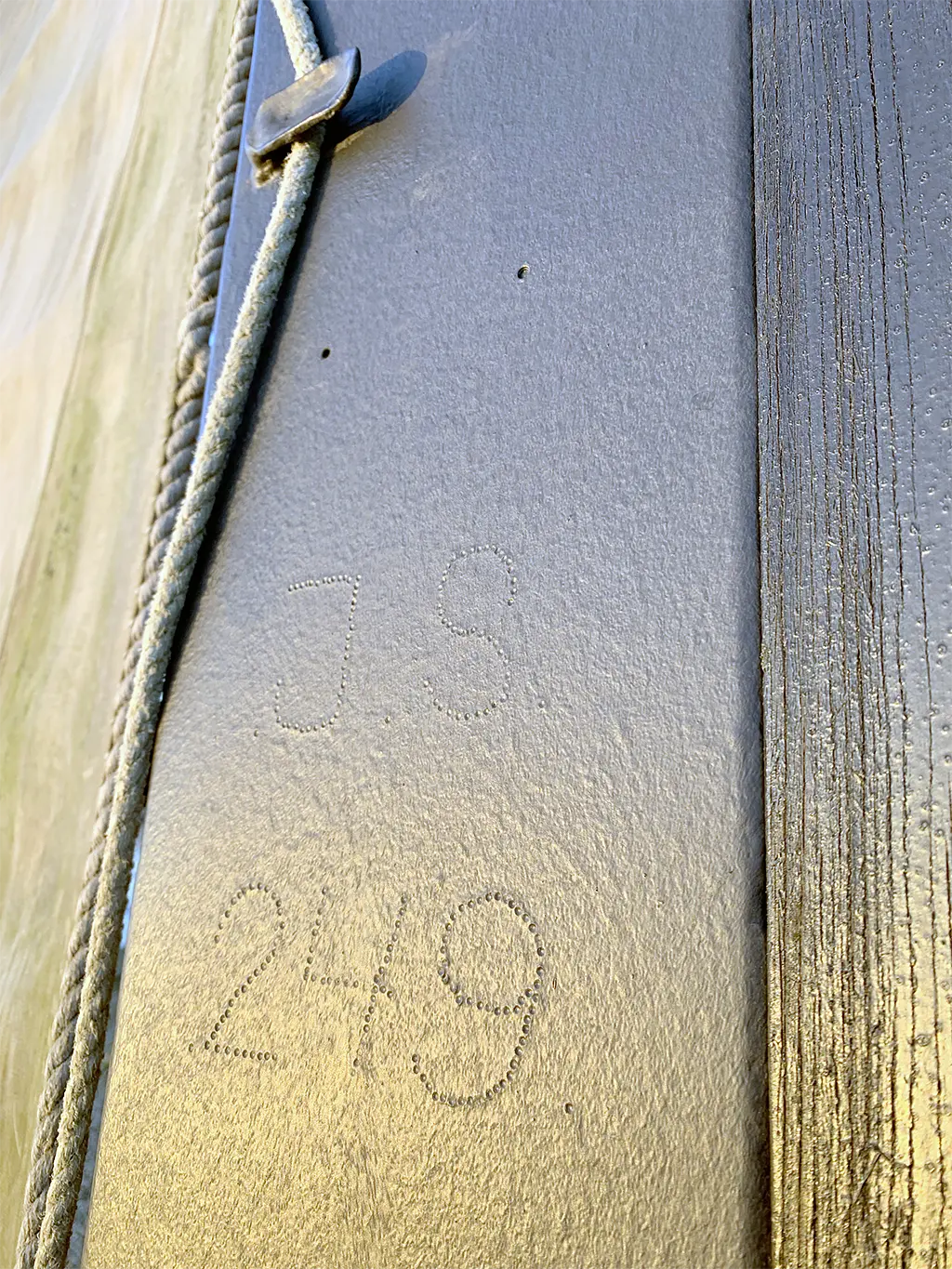 1, Roede 249, Straathof, Mark Dwarswaard (10-1-2022)Toen de roede nog op de kaai lag om gestoken te worden is het typeplaatje verdwenen… | Database Nederlandse molens media-bestand